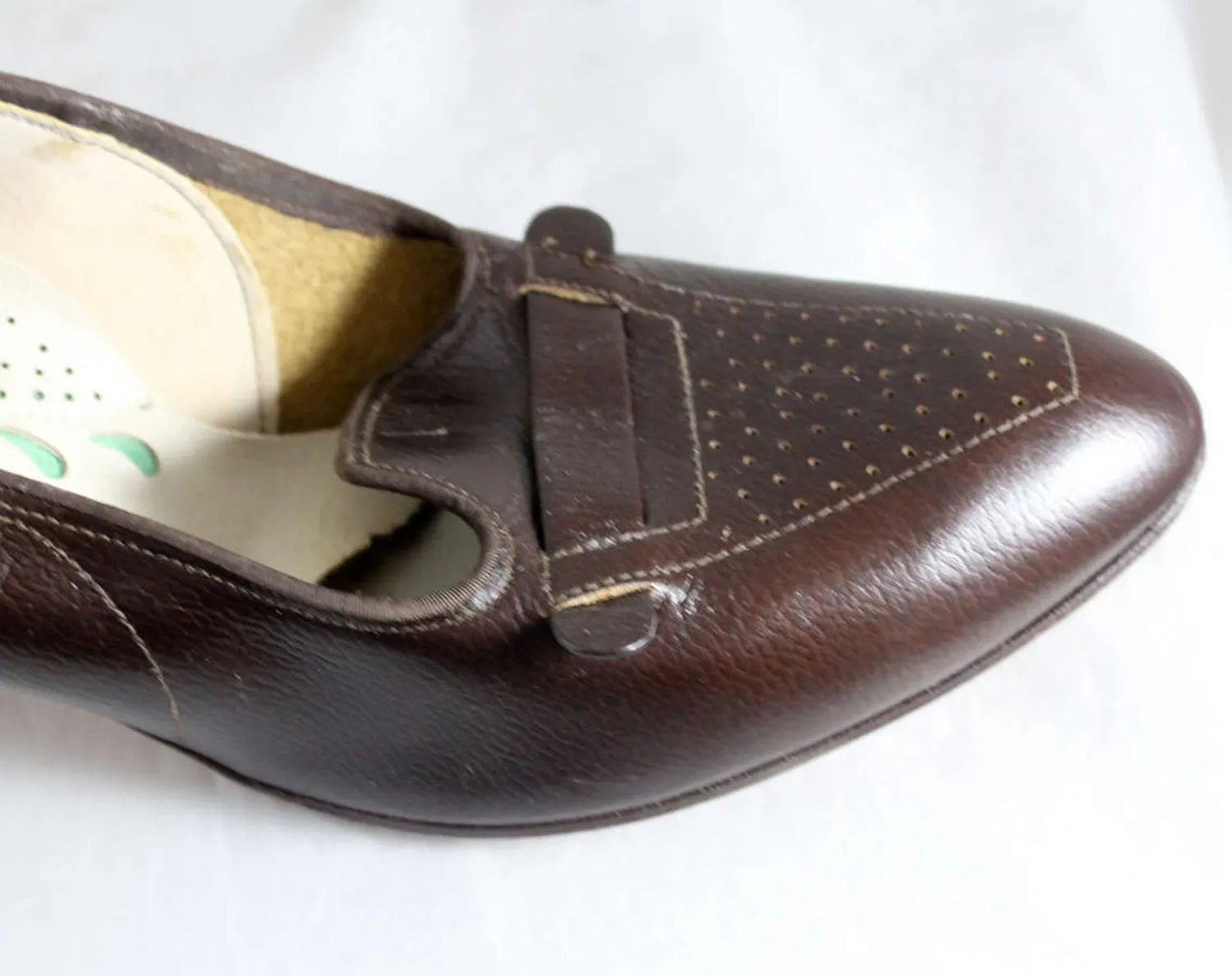 Size 8.5 Shoes - Unworn 1960s Cognac Brown Leather Pumps - 8 1/2 AA Narrow - 60s Chic Secretary Style - Point Toe - NOS 60s Deadstock